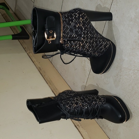 New Italina 4.5 inch black python snake bootie...size 7. - Picture 8 of 13